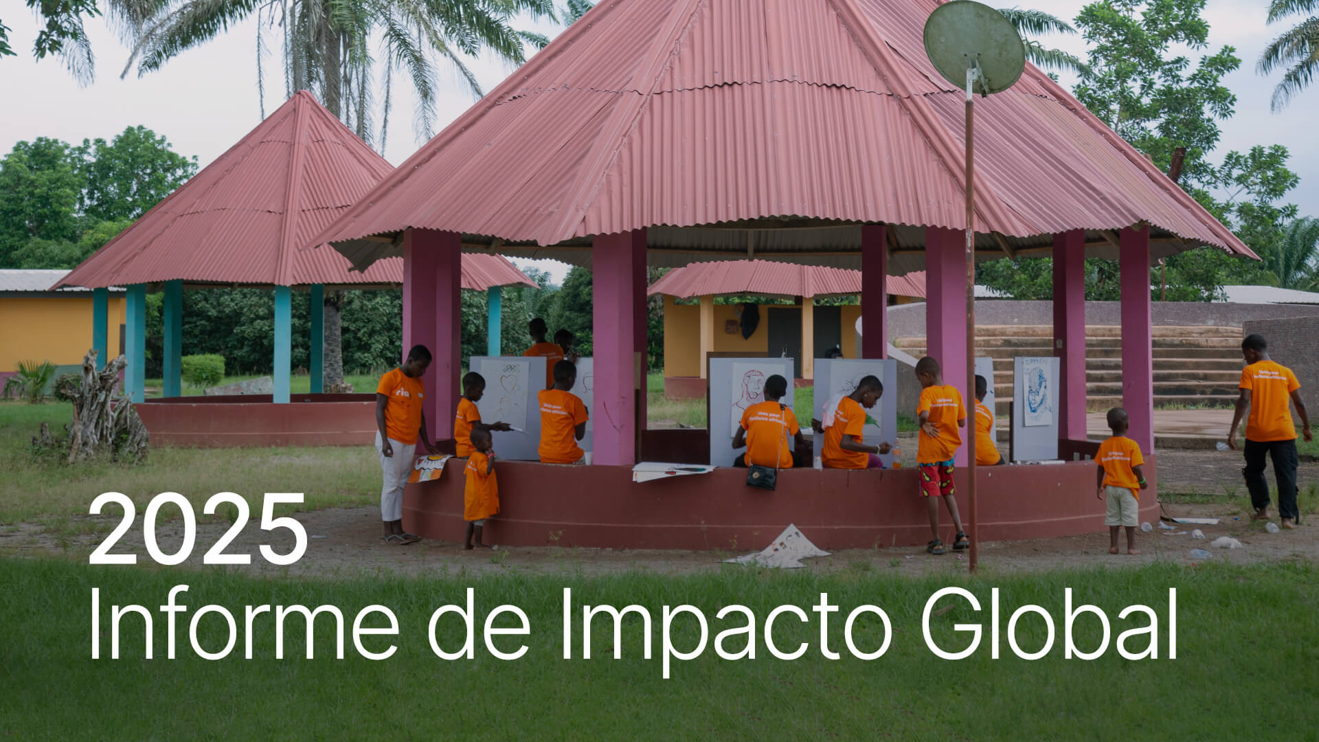A group of children and adults in orange shirts gather around open-air pavilions with posters, highlighting RSC efforts. The text reads “2025 Informe de Impacto Global.” Trees and buildings are visible in the background.
