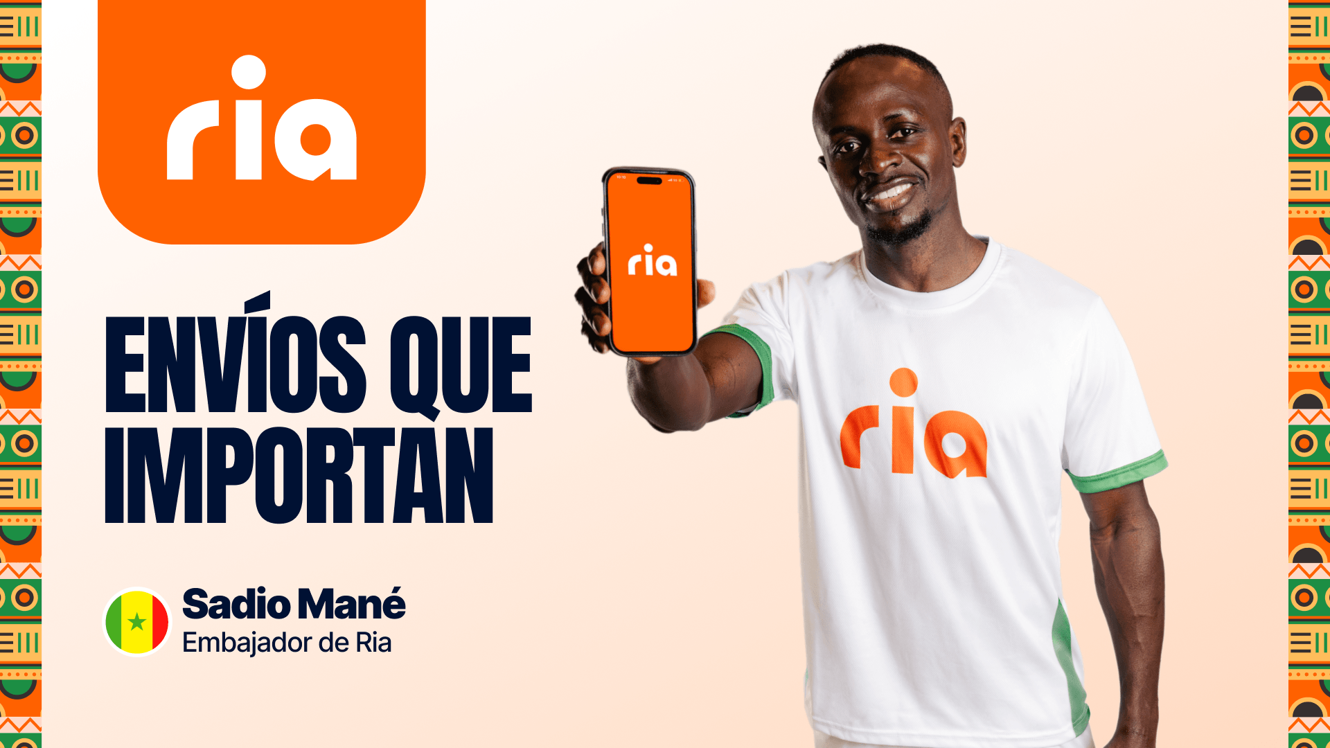 A man wearing a white "ria" t-shirt smiles and holds out a phone displaying the ria logo. Text reads "Envíos que importan." Bottom text introduces Sadio Mané, celebrated footballer, as Ria ambassador, with a Senegal flag icon.