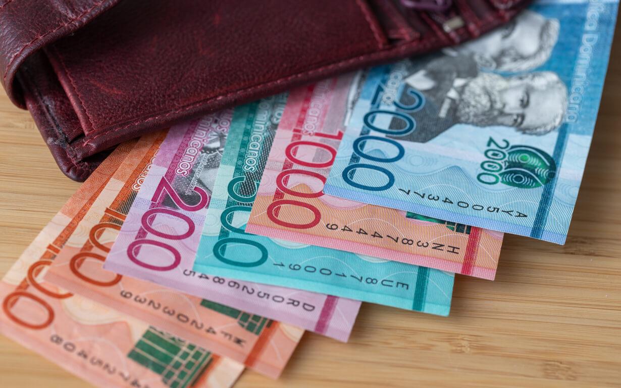 Wallet and foreign currency.