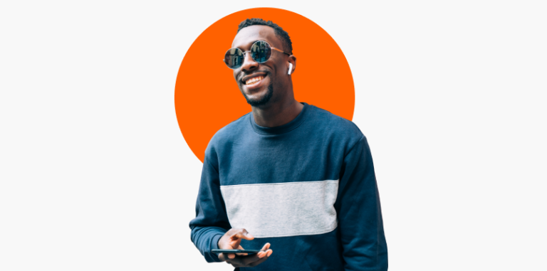 Une personne portant des lunettes de soleil, des écouteurs sans fil et un sweat-shirt bleu à rayures grises sourit tout en tenant un smartphone. L'arrière-plan comporte un cercle orange.