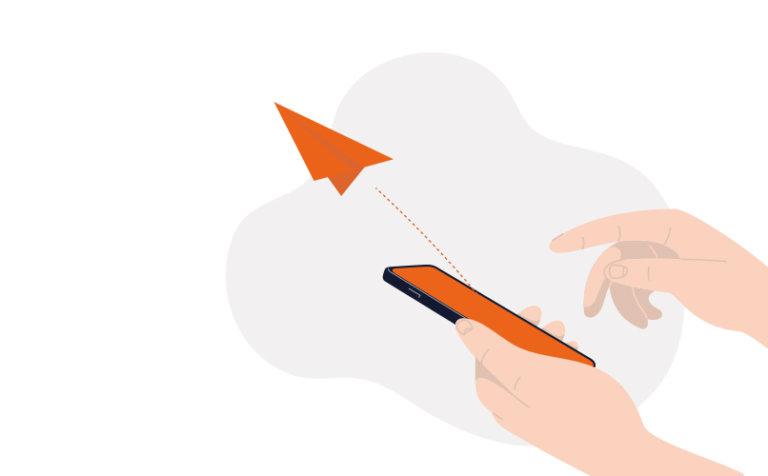 Illustration de mains tenant un smartphone avec une icône d'avion en papier orange volant vers l'extérieur, symbolisant l'envoi d'un message ou un transfert de données. L’arrière-plan est une forme simple, abstraite et gris clair.