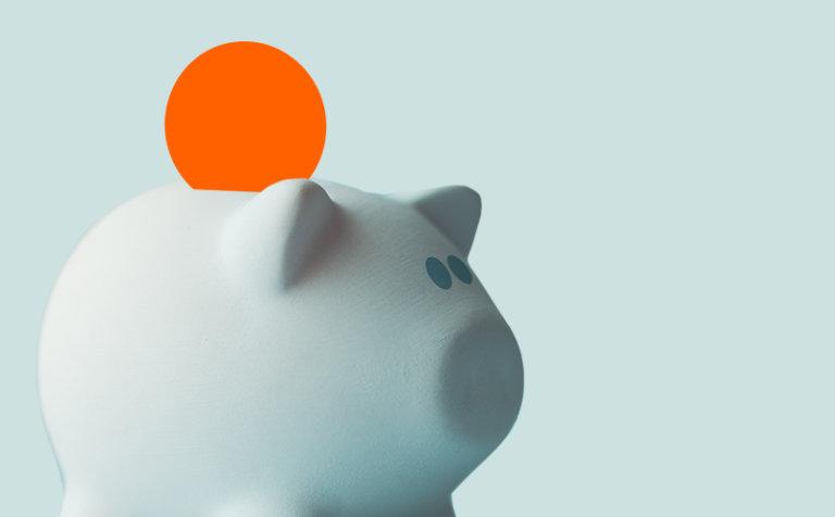 Une tirelire blanche aux caractéristiques minimalistes est positionnée sur un fond bleu clair. Au-dessus de la tirelire se trouve un cercle orange, ressemblant à une pièce de monnaie insérée. L'image évoque les thèmes de l'épargne et de la gestion financière.