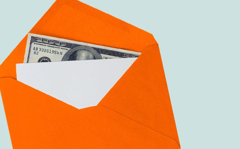 Une enveloppe orange partiellement ouverte révélant un billet de cent dollars à l'intérieur sur un fond bleu clair uni.
